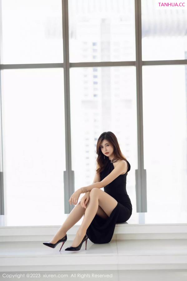 綺裡嘉 绮里嘉 [XiuRen]高清写真图 2023.12.08 No.7782 绮里嘉ula 美腿礼裙第7张图片